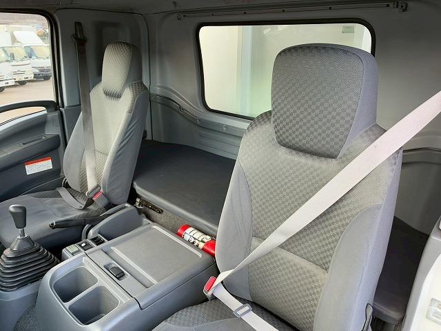 フォワード 　保証対象車　Ｈ３０年式　いすゞ　アルミウイング　フルキャブ　ベッド付き　後輪エアサス　６２００　標準幅　日本フルハーフ　ラッシング　２１０馬力　６速　ＭＴ　マニュアル　４ｔ　８ｔ　中型　バン　箱車（51枚目）