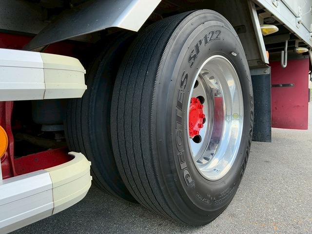 フォワード 　保証対象車　Ｈ３０年式　いすゞ　アルミウイング　フルキャブ　ベッド付き　後輪エアサス　６２００　標準幅　日本フルハーフ　ラッシング　２１０馬力　６速　ＭＴ　マニュアル　４ｔ　８ｔ　中型　バン　箱車（65枚目）