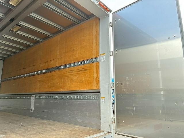 ヒノレンジャー 　Ｈ２５年式　日野　アルミウイング　ハイルーフ　後輪エアサス　フルキャブ　ベッド付き　フルワイド　背高　６３００　トランテックス　２４０馬力　６速　ＭＴ　マニュアル　４ｔ　８ｔ　中型　バン　箱車（22枚目）