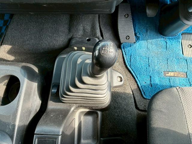 ヒノレンジャー 　Ｈ２５年式　日野　アルミウイング　ハイルーフ　後輪エアサス　フルキャブ　ベッド付き　フルワイド　背高　６３００　トランテックス　２４０馬力　６速　ＭＴ　マニュアル　４ｔ　８ｔ　中型　バン　箱車（35枚目）