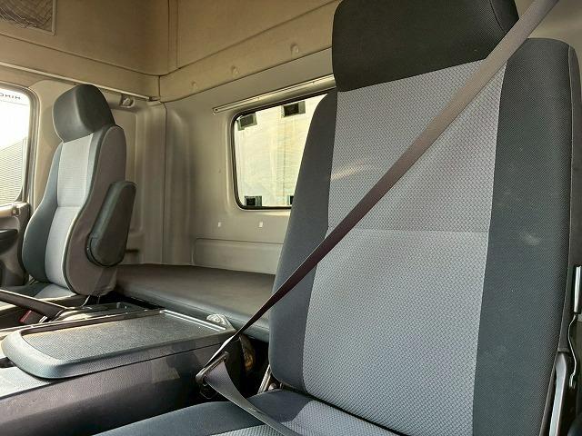 ヒノレンジャー 　Ｈ２５年式　日野　アルミウイング　ハイルーフ　後輪エアサス　フルキャブ　ベッド付き　フルワイド　背高　６３００　トランテックス　２４０馬力　６速　ＭＴ　マニュアル　４ｔ　８ｔ　中型　バン　箱車（43枚目）