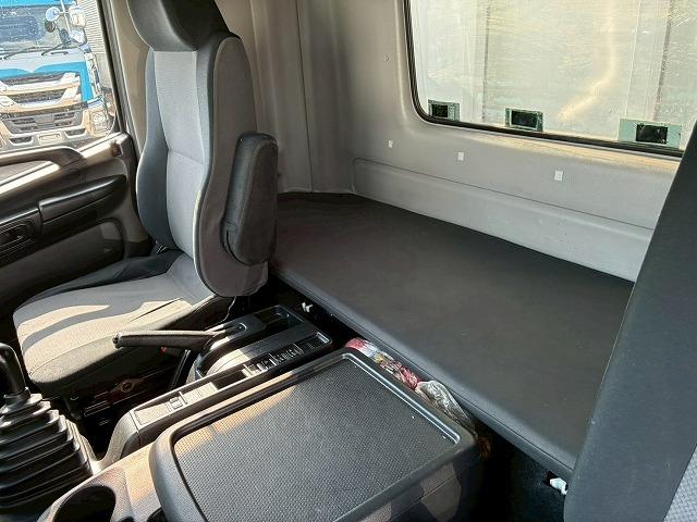 ヒノレンジャー 　Ｈ２５年式　日野　アルミウイング　ハイルーフ　後輪エアサス　フルキャブ　ベッド付き　フルワイド　背高　６３００　トランテックス　２４０馬力　６速　ＭＴ　マニュアル　４ｔ　８ｔ　中型　バン　箱車（44枚目）