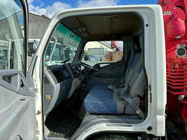 キャンター 　Ｈ１６年式　三菱ふそう　３段クレーン　古河ユニック　ＵＮＩＣ　ラジコン　２．３３ｔ　標準幅　ショート　１０尺ベース　５速　ＭＴ　マニュアル　２ｔ　３ｔ　６ｔ　小型　カーゴクレーン（34枚目）