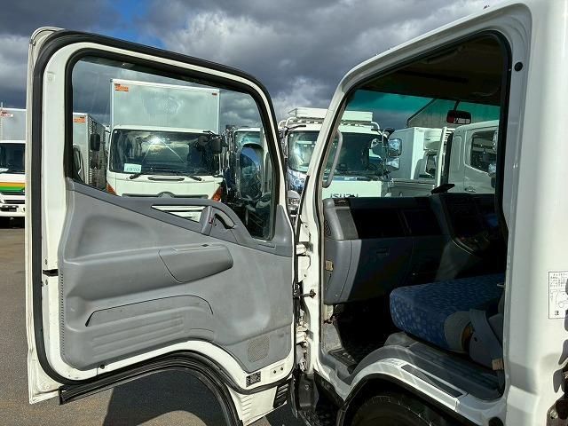 キャンター 　Ｈ１６年式　三菱ふそう　３段クレーン　古河ユニック　ＵＮＩＣ　ラジコン　２．３３ｔ　標準幅　ショート　１０尺ベース　５速　ＭＴ　マニュアル　２ｔ　３ｔ　６ｔ　小型　カーゴクレーン（46枚目）