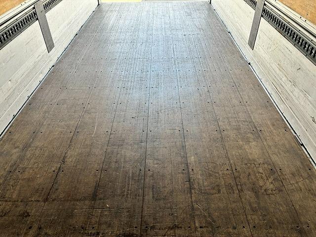 ヒノレンジャー 　車検整備付　令和８年１０月迄　Ｈ２４年式　日野　アルミウイング　ハイルーフ　フルキャブ　ベッド付き　フルワイド　６３００　２４０馬力　６速　ＭＴ　マニュアル　トランテックス　４ｔ　８ｔ　中型　バン（28枚目）