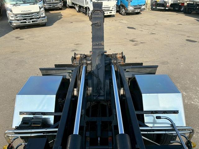 ヒノレンジャー 　Ｈ１８年式　増トン　増々トン　脱着装置付コンテナ専用車　フルキャブ　ベッド付き　新明和工業　アームロール　ツインホイスト　２シリンダー　リアジャッキ　２２５馬力　６速　ＭＴ　マニュアル　８ｔ　１３ｔ（26枚目）