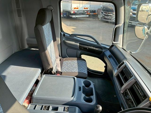 ヒノレンジャー 　Ｈ１８年式　増トン　増々トン　脱着装置付コンテナ専用車　フルキャブ　ベッド付き　新明和工業　アームロール　ツインホイスト　２シリンダー　リアジャッキ　２２５馬力　６速　ＭＴ　マニュアル　８ｔ　１３ｔ（37枚目）