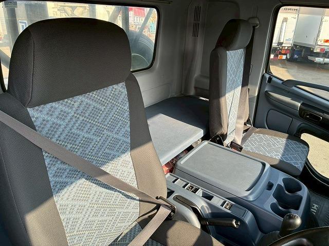 ヒノレンジャー 　Ｈ１８年式　増トン　増々トン　脱着装置付コンテナ専用車　フルキャブ　ベッド付き　新明和工業　アームロール　ツインホイスト　２シリンダー　リアジャッキ　２２５馬力　６速　ＭＴ　マニュアル　８ｔ　１３ｔ（39枚目）