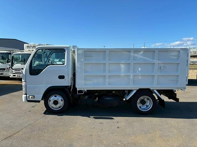 エルフトラック 　保証対象車両　予備検査付　Ｒ２年式　土砂禁ダンプ　４ナンバー　３トン積載　新明和工業　強化ダンプ　リア観音扉　バッカン新規架装　全塗装済み　６速　ＭＴ　マニュアル　３ｔ　６ｔ　小型　深ダンプ（15枚目）