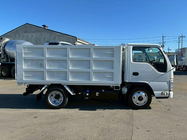 エルフトラック 　保証対象車両　予備検査付　Ｒ２年式　土砂禁ダンプ　４ナンバー　３トン積載　新明和工業　強化ダンプ　リア観音扉　バッカン新規架装　全塗装済み　６速　ＭＴ　マニュアル　３ｔ　６ｔ　小型　深ダンプ（16枚目）
