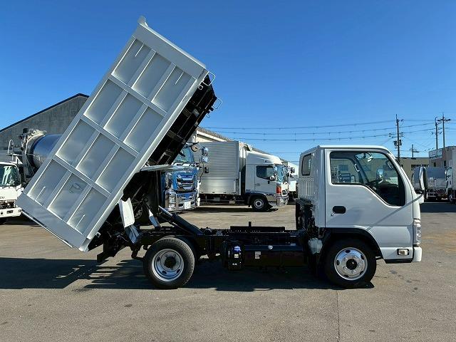 エルフトラック 　保証対象車両　予備検査付　Ｒ２年式　土砂禁ダンプ　４ナンバー　３トン積載　新明和工業　強化ダンプ　リア観音扉　バッカン新規架装　全塗装済み　６速　ＭＴ　マニュアル　３ｔ　６ｔ　小型　深ダンプ（21枚目）