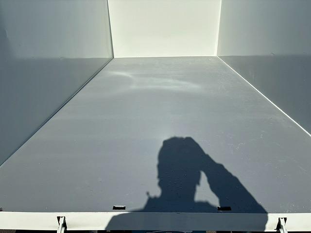 エルフトラック 　保証対象車両　予備検査付　Ｒ２年式　土砂禁ダンプ　４ナンバー　３トン積載　新明和工業　強化ダンプ　リア観音扉　バッカン新規架装　全塗装済み　６速　ＭＴ　マニュアル　３ｔ　６ｔ　小型　深ダンプ（25枚目）