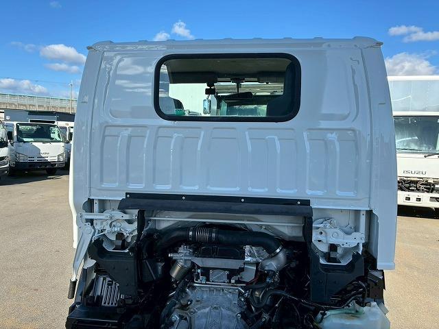 エルフトラック 　保証対象車両　予備検査付　Ｒ２年式　土砂禁ダンプ　４ナンバー　３トン積載　新明和工業　強化ダンプ　リア観音扉　バッカン新規架装　全塗装済み　６速　ＭＴ　マニュアル　３ｔ　６ｔ　小型　深ダンプ（28枚目）