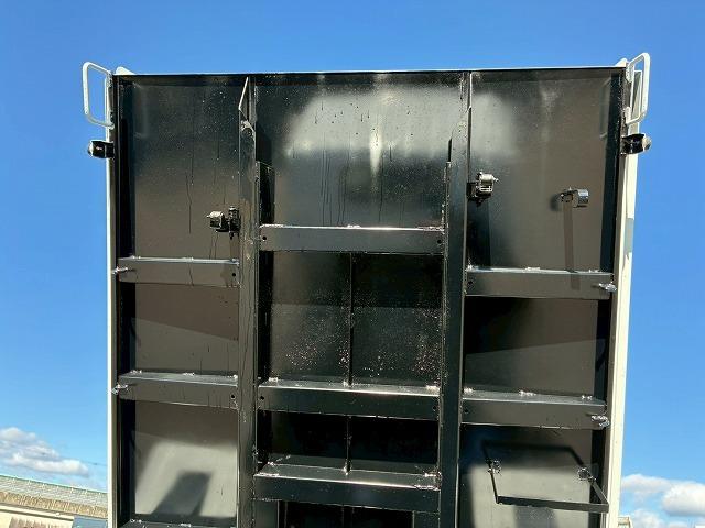 エルフトラック 　保証対象車両　予備検査付　Ｒ２年式　土砂禁ダンプ　４ナンバー　３トン積載　新明和工業　強化ダンプ　リア観音扉　バッカン新規架装　全塗装済み　６速　ＭＴ　マニュアル　３ｔ　６ｔ　小型　深ダンプ（29枚目）