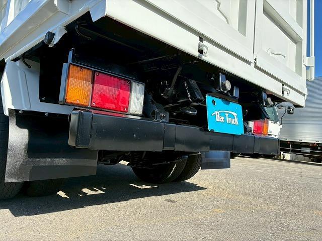 エルフトラック 　保証対象車両　予備検査付　Ｒ２年式　土砂禁ダンプ　４ナンバー　３トン積載　新明和工業　強化ダンプ　リア観音扉　バッカン新規架装　全塗装済み　６速　ＭＴ　マニュアル　３ｔ　６ｔ　小型　深ダンプ（32枚目）