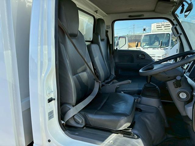 エルフトラック 　保証対象車両　予備検査付　Ｒ２年式　土砂禁ダンプ　４ナンバー　３トン積載　新明和工業　強化ダンプ　リア観音扉　バッカン新規架装　全塗装済み　６速　ＭＴ　マニュアル　３ｔ　６ｔ　小型　深ダンプ（35枚目）