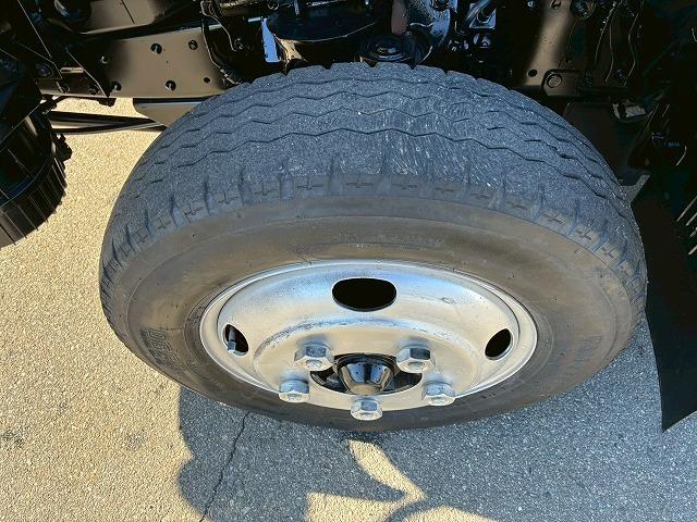 エルフトラック 　保証対象車両　予備検査付　Ｒ２年式　土砂禁ダンプ　４ナンバー　３トン積載　新明和工業　強化ダンプ　リア観音扉　バッカン新規架装　全塗装済み　６速　ＭＴ　マニュアル　３ｔ　６ｔ　小型　深ダンプ（52枚目）