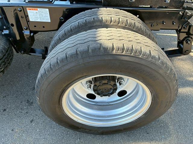 エルフトラック 　保証対象車両　予備検査付　Ｒ２年式　土砂禁ダンプ　４ナンバー　３トン積載　新明和工業　強化ダンプ　リア観音扉　バッカン新規架装　全塗装済み　６速　ＭＴ　マニュアル　３ｔ　６ｔ　小型　深ダンプ（53枚目）