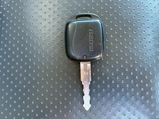 エルフトラック 　保証対象車両　予備検査付　Ｒ２年式　土砂禁ダンプ　４ナンバー　３トン積載　新明和工業　強化ダンプ　リア観音扉　バッカン新規架装　全塗装済み　６速　ＭＴ　マニュアル　３ｔ　６ｔ　小型　深ダンプ（69枚目）