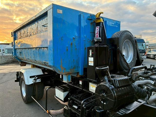 フォワード 　Ｈ２７年式　いすゞ　脱着装置付コンテナ専用車　ショートキャブ　ベッドレス　極東開発工業　フックロール　ツインホイスト　２シリンダー　Ｗホイスト　コンテナ付き　リアジャッキ　２１０馬力　６速　ＭＴ（15枚目）