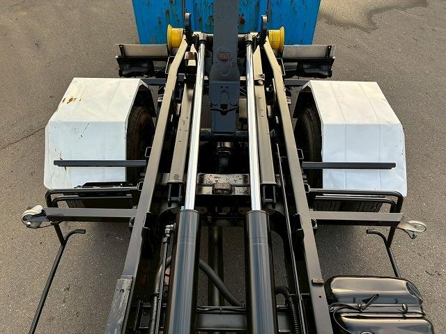 フォワード 　Ｈ２７年式　いすゞ　脱着装置付コンテナ専用車　ショートキャブ　ベッドレス　極東開発工業　フックロール　ツインホイスト　２シリンダー　Ｗホイスト　コンテナ付き　リアジャッキ　２１０馬力　６速　ＭＴ（32枚目）