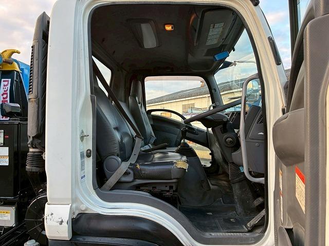 フォワード 　Ｈ２７年式　いすゞ　脱着装置付コンテナ専用車　ショートキャブ　ベッドレス　極東開発工業　フックロール　ツインホイスト　２シリンダー　Ｗホイスト　コンテナ付き　リアジャッキ　２１０馬力　６速　ＭＴ（42枚目）