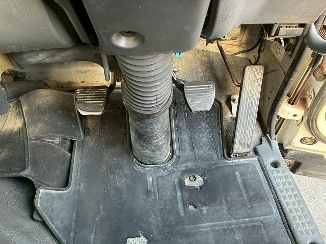 フォワード 　Ｈ２７年式　いすゞ　脱着装置付コンテナ専用車　ショートキャブ　ベッドレス　極東開発工業　フックロール　ツインホイスト　２シリンダー　Ｗホイスト　コンテナ付き　リアジャッキ　２１０馬力　６速　ＭＴ（49枚目）