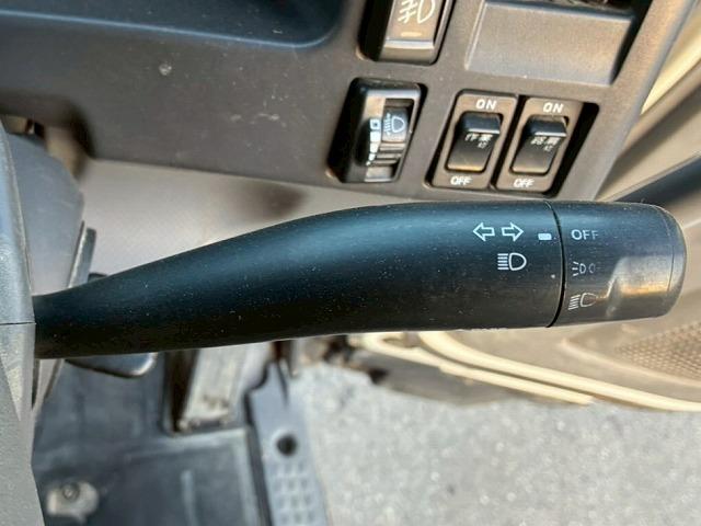 フォワード 　Ｈ２７年式　いすゞ　脱着装置付コンテナ専用車　ショートキャブ　ベッドレス　極東開発工業　フックロール　ツインホイスト　２シリンダー　Ｗホイスト　コンテナ付き　リアジャッキ　２１０馬力　６速　ＭＴ（52枚目）