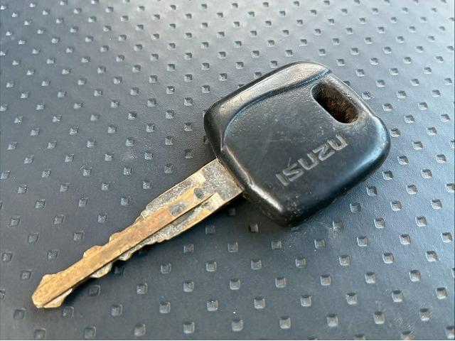 フォワード 　Ｈ２７年式　いすゞ　脱着装置付コンテナ専用車　ショートキャブ　ベッドレス　極東開発工業　フックロール　ツインホイスト　２シリンダー　Ｗホイスト　コンテナ付き　リアジャッキ　２１０馬力　６速　ＭＴ（79枚目）