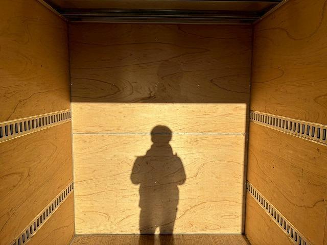 エルフトラック 　保証対象車両　車検整備付　令和８年５月迄　Ｒ１年式　いすゞ　エルフ　アルミバン　ワンオーナー　ハイキャブ　標準幅　ショート　１０尺ボディ　１５０馬力　スムーサーＥｘ　ＡＴ　５トン限定・準中型免許（19枚目）