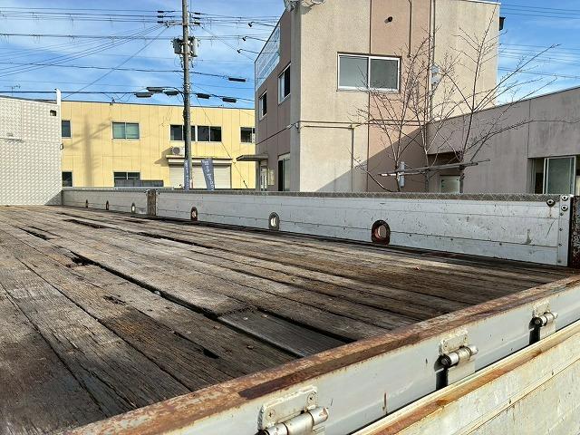 ギガ 車検整備付 令和8年9月迄 H24 いすゞ アルミブロック 8×4 4軸低床2デフ リーフサスペンション 板バネ 5方開アオリ 380馬力 7速 MT マニュアル 10t 25t 大型 平ボディ(16枚目)