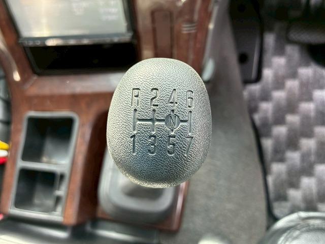 ギガ 車検整備付 令和8年9月迄 H24 いすゞ アルミブロック 8×4 4軸低床2デフ リーフサスペンション 板バネ 5方開アオリ 380馬力 7速 MT マニュアル 10t 25t 大型 平ボディ(24枚目)