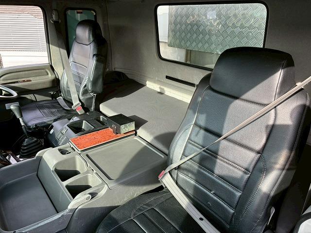 ギガ 車検整備付 令和8年9月迄 H24 いすゞ アルミブロック 8×4 4軸低床2デフ リーフサスペンション 板バネ 5方開アオリ 380馬力 7速 MT マニュアル 10t 25t 大型 平ボディ(38枚目)