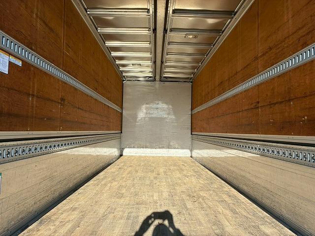 フォワード 　車検整備付　令和８年３月迄　Ｈ２２年式　いすゞ　アルミウイング　ワンオーナー　フルキャブ　ベッド付き　後輪エアサス　日本フルハーフ　６２００　標準幅　６速　ＭＴ　マニュアル　４ｔ　８ｔ　中型（28枚目）