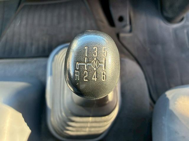 フォワード 　車検整備付　令和８年３月迄　Ｈ２２年式　いすゞ　アルミウイング　ワンオーナー　フルキャブ　ベッド付き　後輪エアサス　日本フルハーフ　６２００　標準幅　６速　ＭＴ　マニュアル　４ｔ　８ｔ　中型（35枚目）