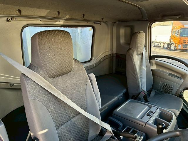 フォワード 　車検整備付　令和８年３月迄　Ｈ２２年式　いすゞ　アルミウイング　ワンオーナー　フルキャブ　ベッド付き　後輪エアサス　日本フルハーフ　６２００　標準幅　６速　ＭＴ　マニュアル　４ｔ　８ｔ　中型（49枚目）