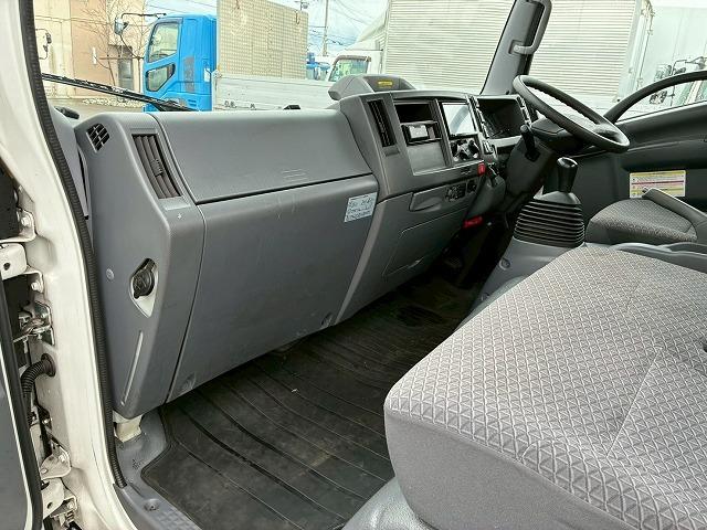 エルフトラック 　車検整備付　令和８年６月迄　Ｒ１年式　令和元年式　いすゞ　平ボディ　ワイド　超ロング　５Ｍボディ　３トン積載　１５０馬力　６速　ＭＴ　マニュアル　３ｔ　６ｔ　小型　キャブオーバー（26枚目）