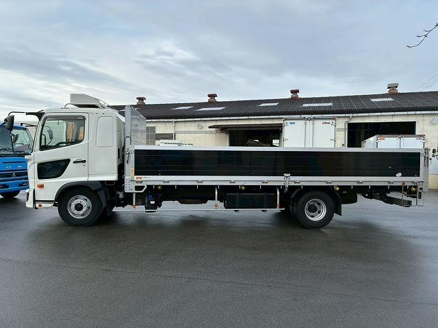 ヒノレンジャー 　Ｈ３０年式　日野　アルミブロック　フルキャブ　ベッド付き　６２００　フルワイド　トランテックス　３．６トン積載　６速　ＭＴ　マニュアル　４ｔ　８ｔ　中型　平ボディ（11枚目）