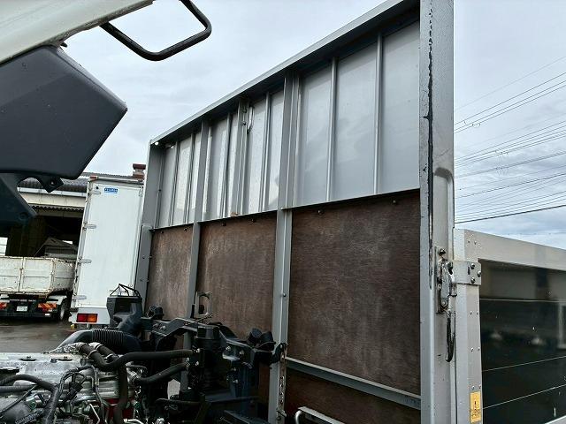 ヒノレンジャー 　Ｈ３０年式　日野　アルミブロック　フルキャブ　ベッド付き　６２００　フルワイド　トランテックス　３．６トン積載　６速　ＭＴ　マニュアル　４ｔ　８ｔ　中型　平ボディ（15枚目）