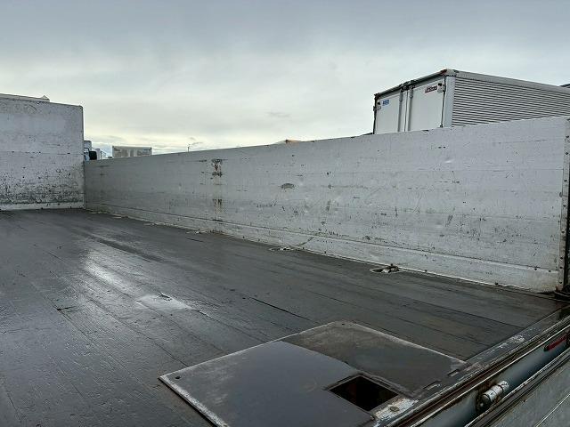 ヒノレンジャー 　Ｈ３０年式　日野　アルミブロック　フルキャブ　ベッド付き　６２００　フルワイド　トランテックス　３．６トン積載　６速　ＭＴ　マニュアル　４ｔ　８ｔ　中型　平ボディ（20枚目）