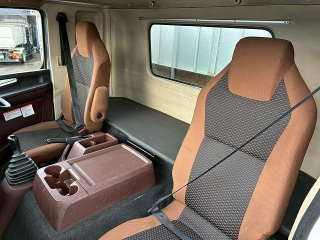 ヒノレンジャー 　Ｈ３０年式　日野　アルミブロック　フルキャブ　ベッド付き　６２００　フルワイド　トランテックス　３．６トン積載　６速　ＭＴ　マニュアル　４ｔ　８ｔ　中型　平ボディ（40枚目）