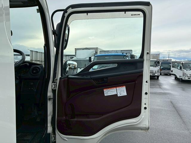 ヒノレンジャー 　Ｈ３０年式　日野　アルミブロック　フルキャブ　ベッド付き　６２００　フルワイド　トランテックス　３．６トン積載　６速　ＭＴ　マニュアル　４ｔ　８ｔ　中型　平ボディ（43枚目）