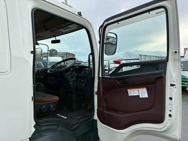 ヒノレンジャー 　Ｈ３０年式　日野　アルミブロック　フルキャブ　ベッド付き　６２００　フルワイド　トランテックス　３．６トン積載　６速　ＭＴ　マニュアル　４ｔ　８ｔ　中型　平ボディ（44枚目）