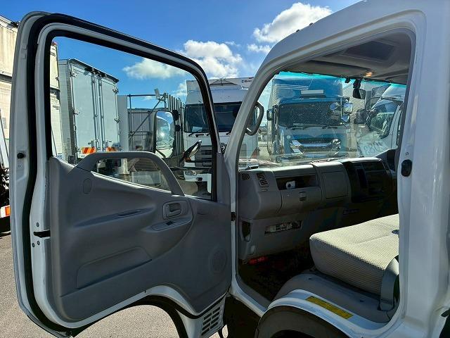 トヨエース 　車検整備付　令和８年９月迄　Ｈ１７年式　トヨタ　ＴＯＹＯＴＡ　セーフティローダー　ワイド　超超ロング　極東開発工業　フラトップ　ラジコン　ウインチ　６速　ＭＴ　マニュアル　３ｔ　７．５ｔ　小型（57枚目）