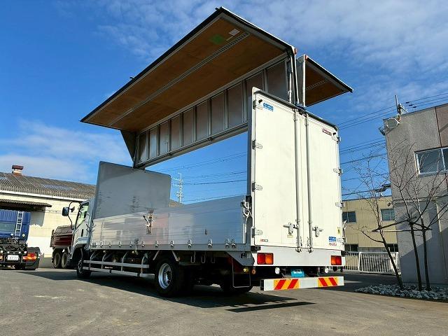 フォワード 　保証対象車両　車検整備付　Ｈ２９年式　いすゞ　アルミウイング　６２００　フルワイド　フルキャブ　ベッド付き　後輪エアサス　２４０馬力　６速　ＭＴ　マニュアル　４ｔ　８ｔ　中型　バン　箱車（9枚目）