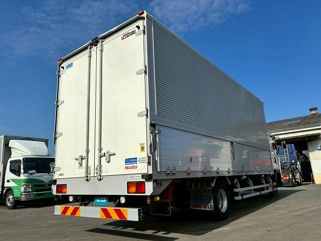フォワード 　保証対象車両　車検整備付　Ｈ２９年式　いすゞ　アルミウイング　６２００　フルワイド　フルキャブ　ベッド付き　後輪エアサス　２４０馬力　６速　ＭＴ　マニュアル　４ｔ　８ｔ　中型　バン　箱車（16枚目）