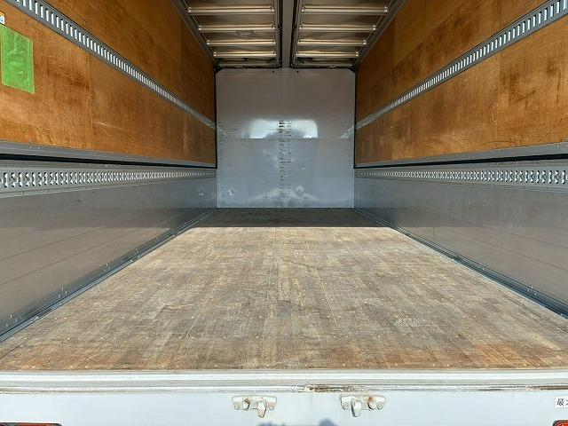 フォワード 　保証対象車両　車検整備付　Ｈ２９年式　いすゞ　アルミウイング　６２００　フルワイド　フルキャブ　ベッド付き　後輪エアサス　２４０馬力　６速　ＭＴ　マニュアル　４ｔ　８ｔ　中型　バン　箱車（25枚目）