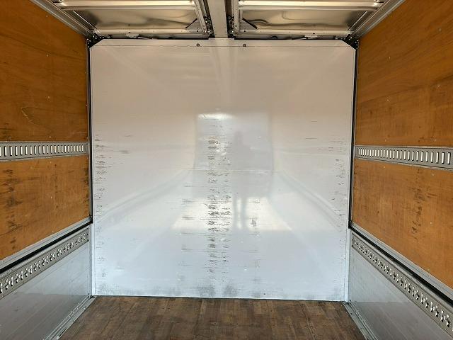 フォワード 　保証対象車両　車検整備付　Ｈ２９年式　いすゞ　アルミウイング　６２００　フルワイド　フルキャブ　ベッド付き　後輪エアサス　２４０馬力　６速　ＭＴ　マニュアル　４ｔ　８ｔ　中型　バン　箱車（26枚目）