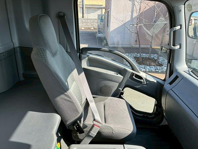 フォワード 　保証対象車両　車検整備付　Ｈ２９年式　いすゞ　アルミウイング　６２００　フルワイド　フルキャブ　ベッド付き　後輪エアサス　２４０馬力　６速　ＭＴ　マニュアル　４ｔ　８ｔ　中型　バン　箱車（32枚目）