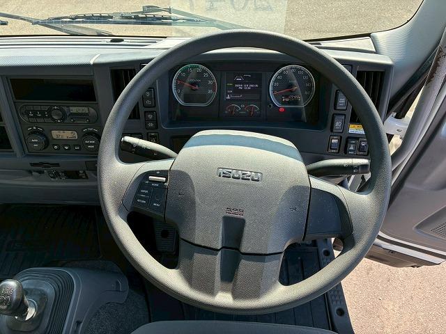 フォワード 　保証対象車両　車検整備付　Ｈ２９年式　いすゞ　アルミウイング　６２００　フルワイド　フルキャブ　ベッド付き　後輪エアサス　２４０馬力　６速　ＭＴ　マニュアル　４ｔ　８ｔ　中型　バン　箱車（33枚目）